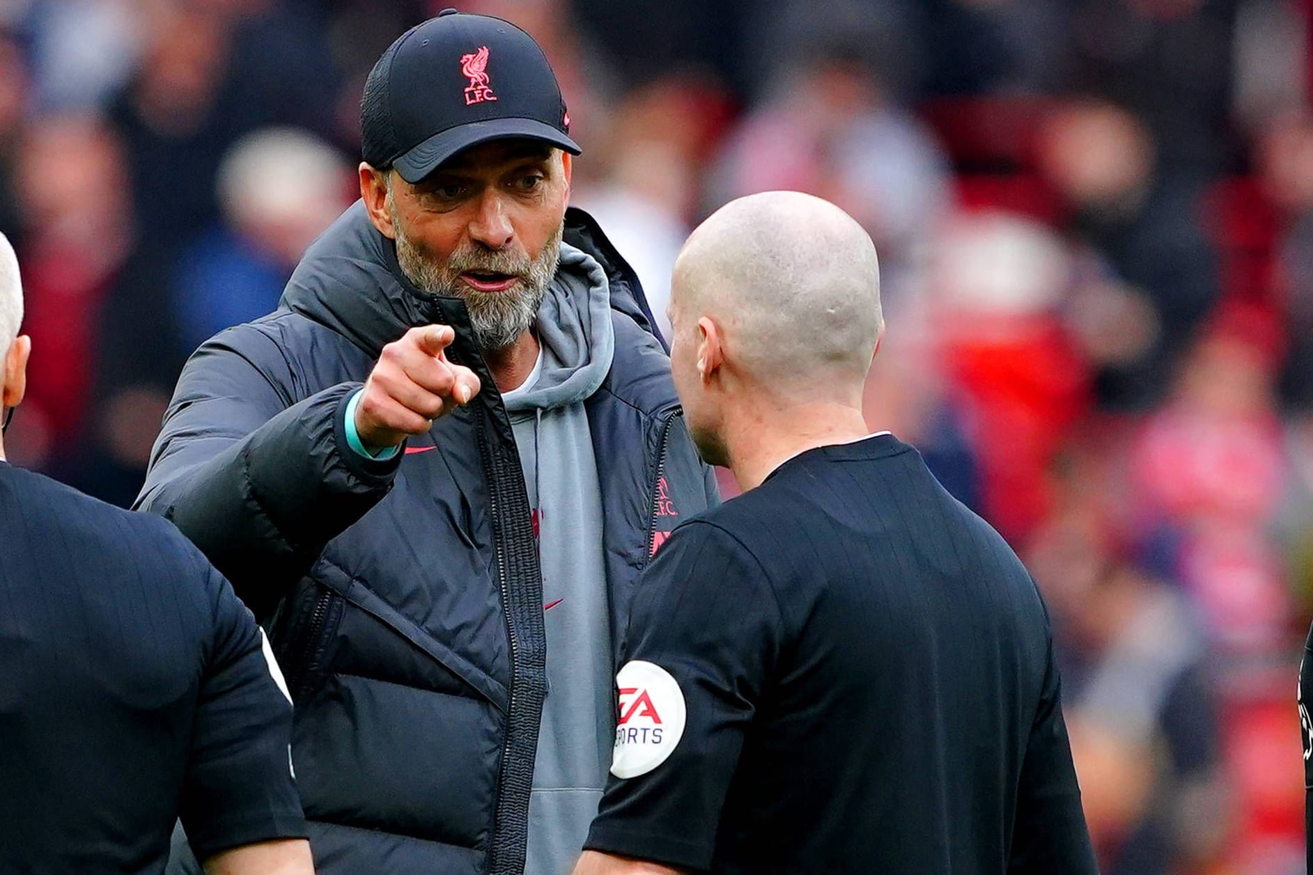 Jürgen Klopp beschwert sich: Der deutsche Trainer muss zunächst zuschauen.
