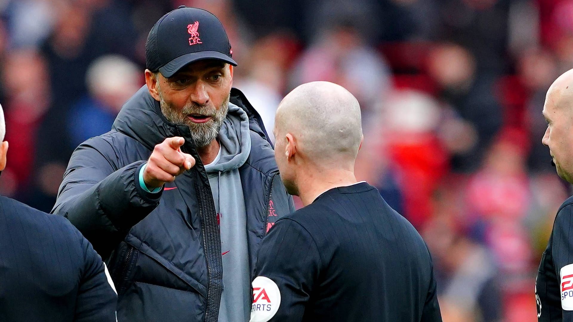 Jürgen Klopp beschwert sich: Der deutsche Trainer muss zunächst zuschauen. Jürgen Klopp beschwert sich: Der deutsche Trainer muss zunächst zuschauen.