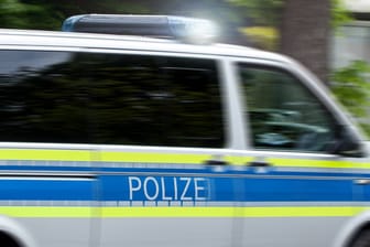 Polizeiauto mit Blaulicht (Symbolbild): In Spandau eskalierte der Streit.