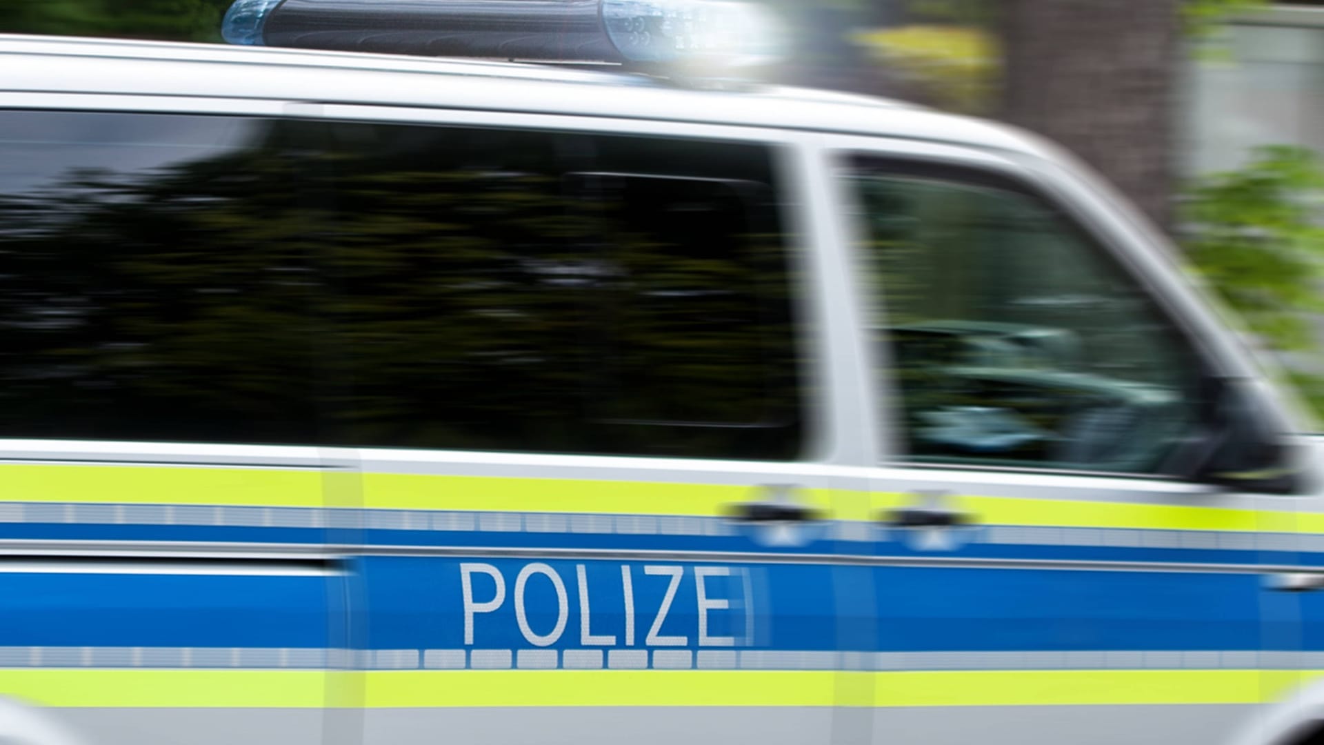 Polizeiauto mit Blaulicht (Symbolbild): In Spandau eskalierte der Streit.