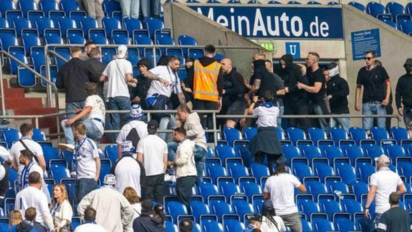 Frankfurt-Fans im Schalke-Block: Bei der Bundesliga-Partie kam es zu einer Prügelei.
