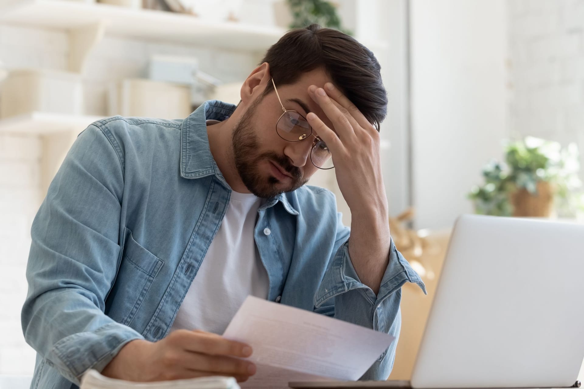 Frustrierter Mann (Symbolbild): An der Börse warten derzeit einige Herausforderungen auf Anleger. Doch es gibt einen Weg hindurch.