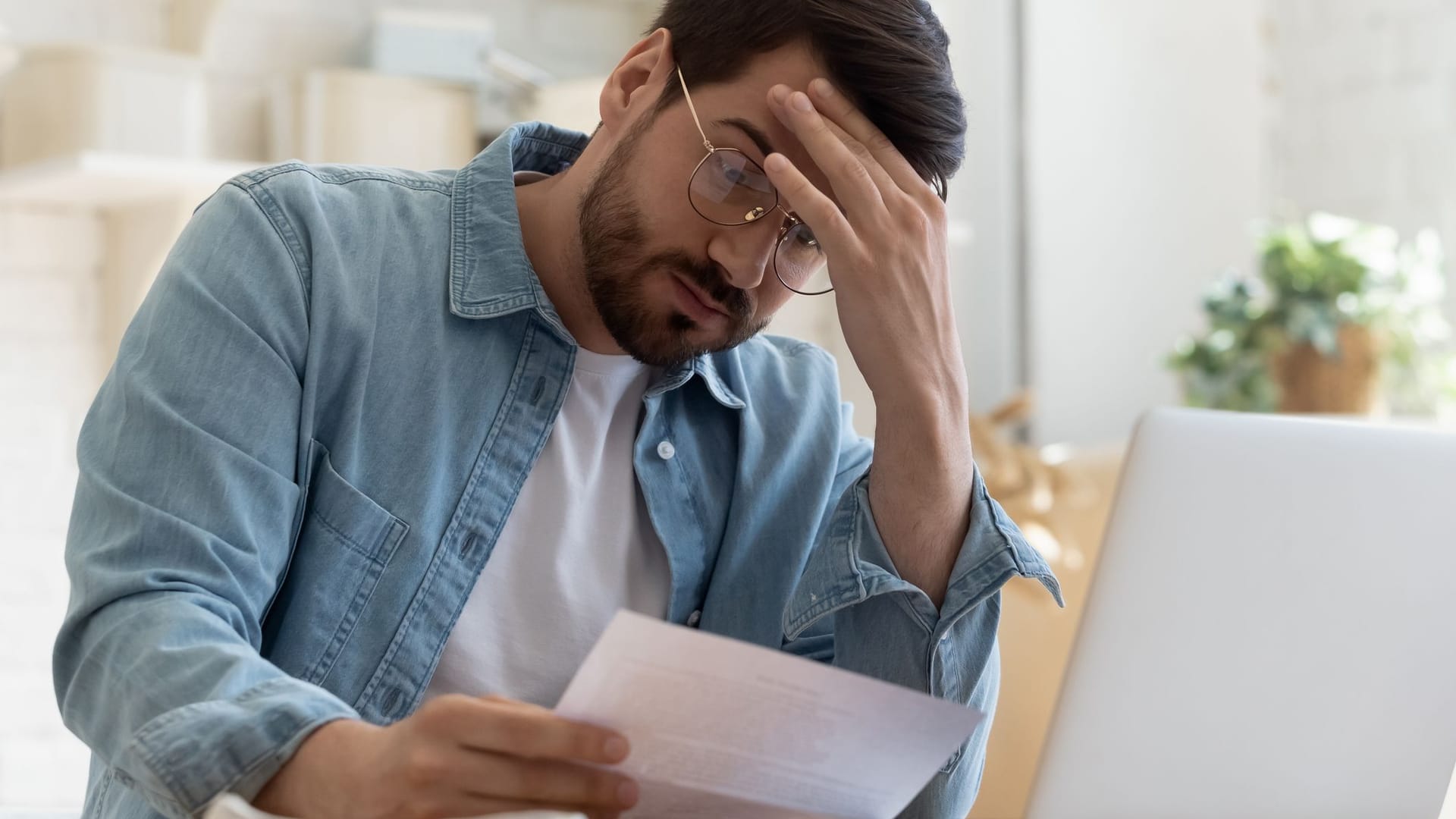 Frustrierter Mann (Symbolbild): An der Börse warten derzeit einige Herausforderungen auf Anleger. Doch es gibt einen Weg hindurch.