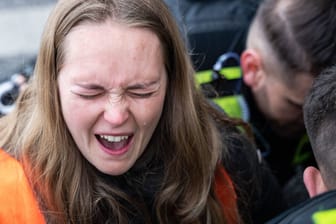Eine Aktivistin der "Letzten Generation" (Archivbild): Am Samstag sind die Klimakleber am Hauptbahnhof aktiv. Eine Aktivistin der "Letzten Generation" (Archivbild): Am Samstag sind die Klimakleber am Hauptbahnhof aktiv.