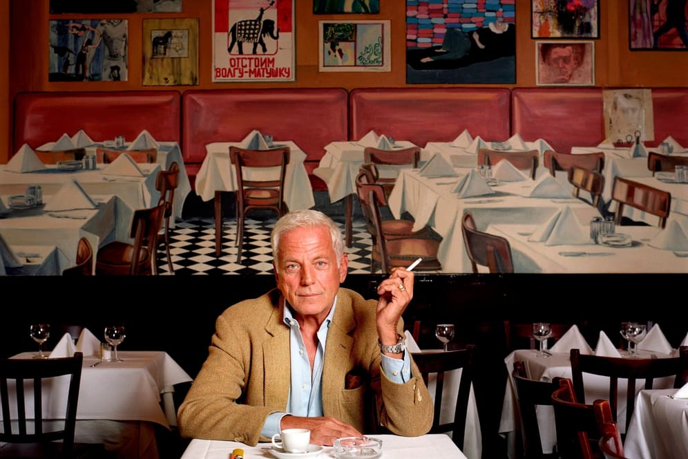 Michel Würthle (†79) der Gründer der "Paris Bar", vor dem berühmten Bild (Archivfoto): Um das Gemälde tobt ein Streit.