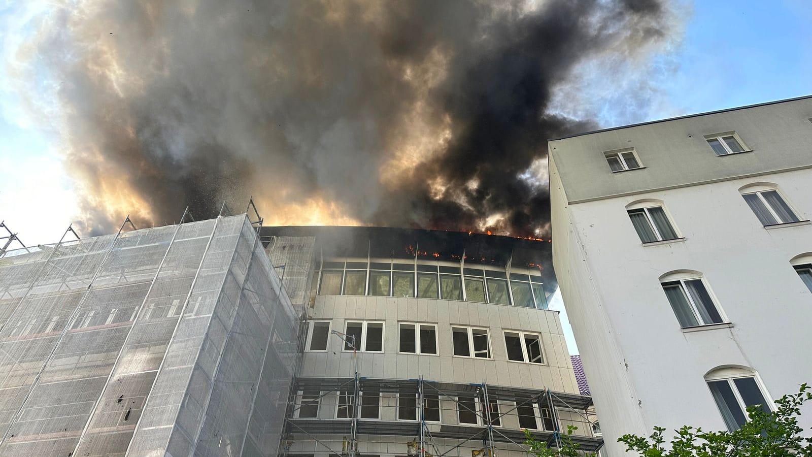Die Feuerwehr ist aktuell in der Straße "Hütten" nahe des Michels im Einsatz. Der Dachstuhl eines Mehrfamilienhauses steht in Flammen. Die Feuerwehr ist mit rund 100 Einsatzkräften vor Ort. Die Feuerwehr ist aktuell in der Straße "Hütten" nahe des Michels im Einsatz. Der Dachstuhl eines Mehrfamilienhauses steht in Flammen. Die Feuerwehr ist mit rund 100 Einsatzkräften vor Ort.