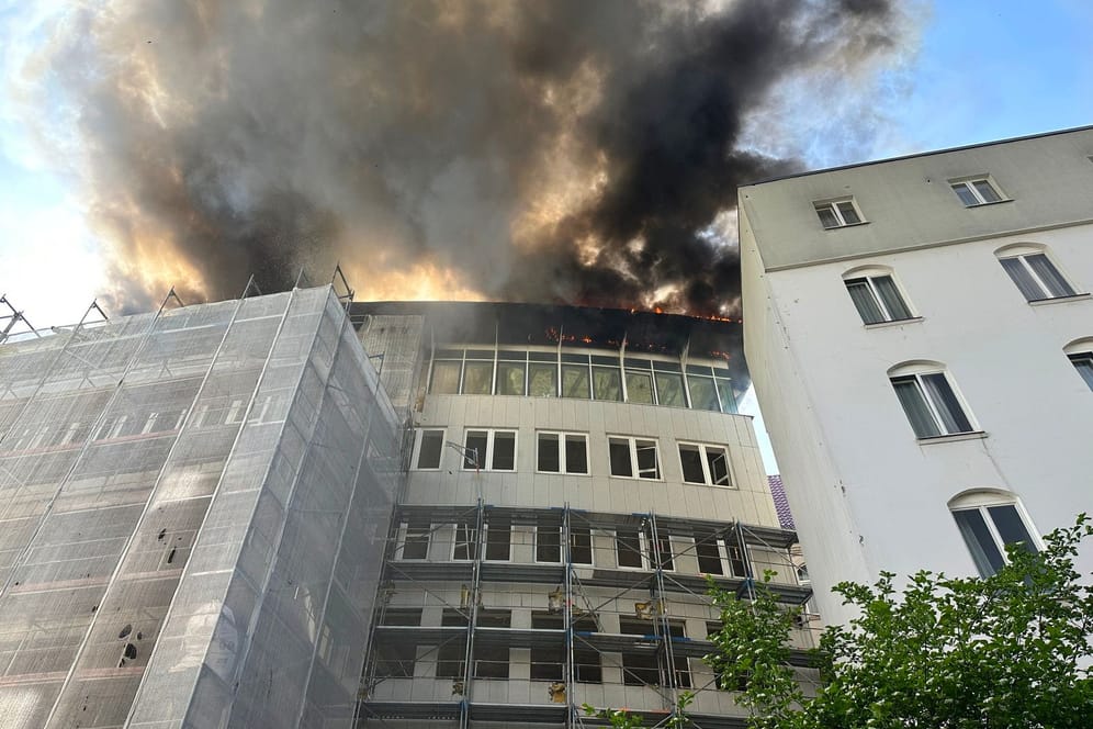Die Feuerwehr ist aktuell in der Straße "Hütten" nahe des Michels im Einsatz. Der Dachstuhl eines Mehrfamilienhauses steht in Flammen. Die Feuerwehr ist mit rund 100 Einsatzkräften vor Ort.