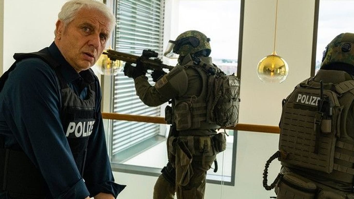 "Tatort: Game Over": Franz Leitmayr (Udo Wachtveitl) und das SEK stürmen eine Wohnung.
