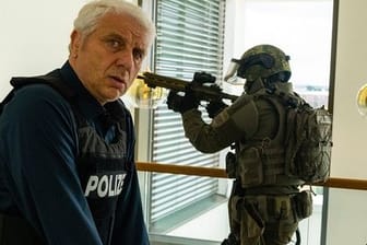 "Tatort: Game Over": Franz Leitmayr (Udo Wachtveitl) und das SEK stürmen eine Wohnung.
