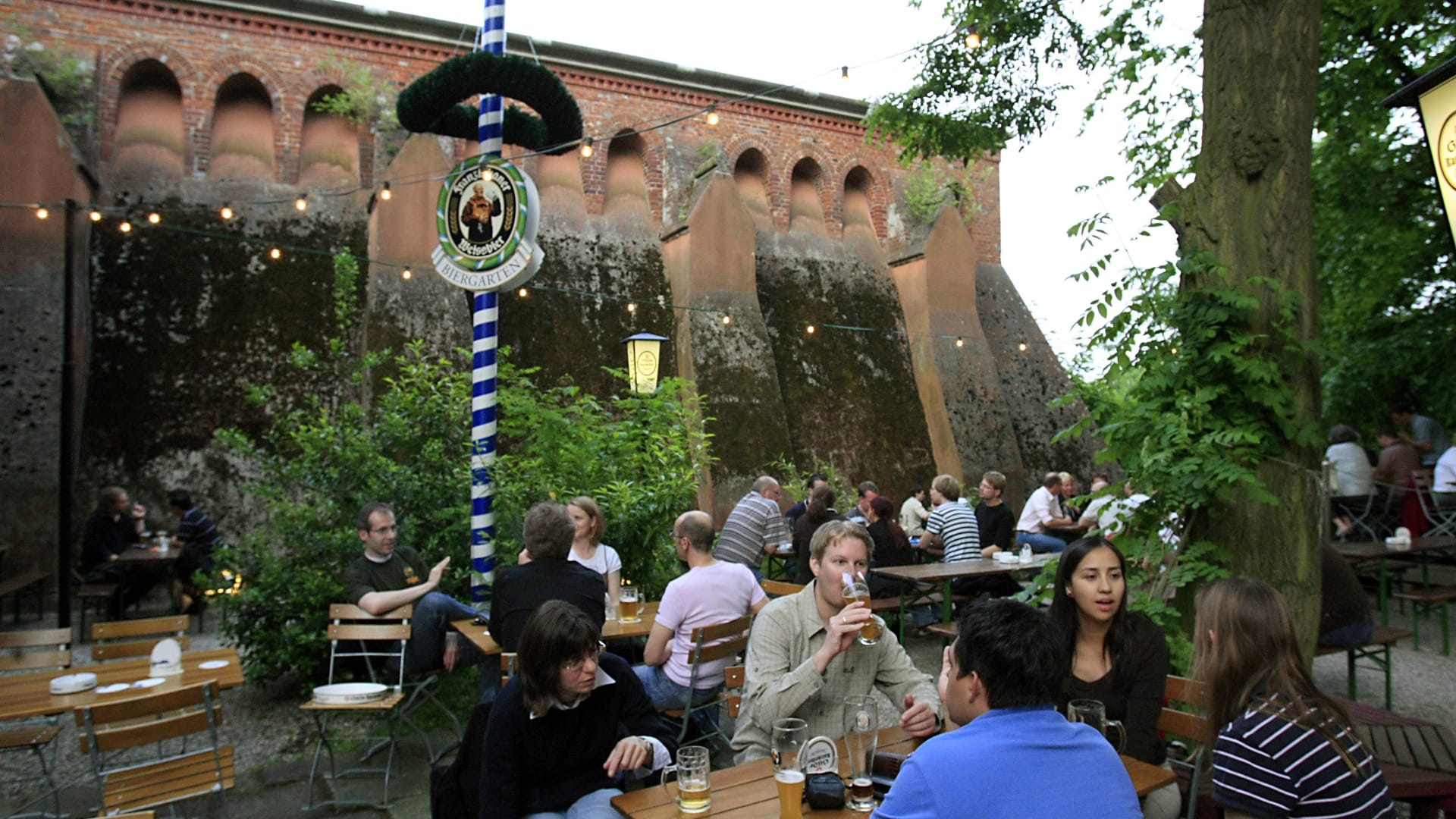 Der Biergarten Lindener Turm in Hannover (Archivbild).