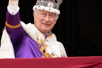 King Charles III.: Der Monarch zeigt sich als gekröntes Oberhaupt Großbritanniens auf dem Balkon seines Palasts.