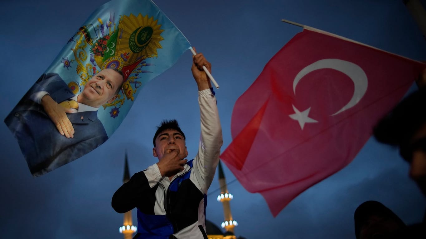Istanbul: Anhänger des türkischen Präsidenten Erdoğan feiern mit Fahnen.