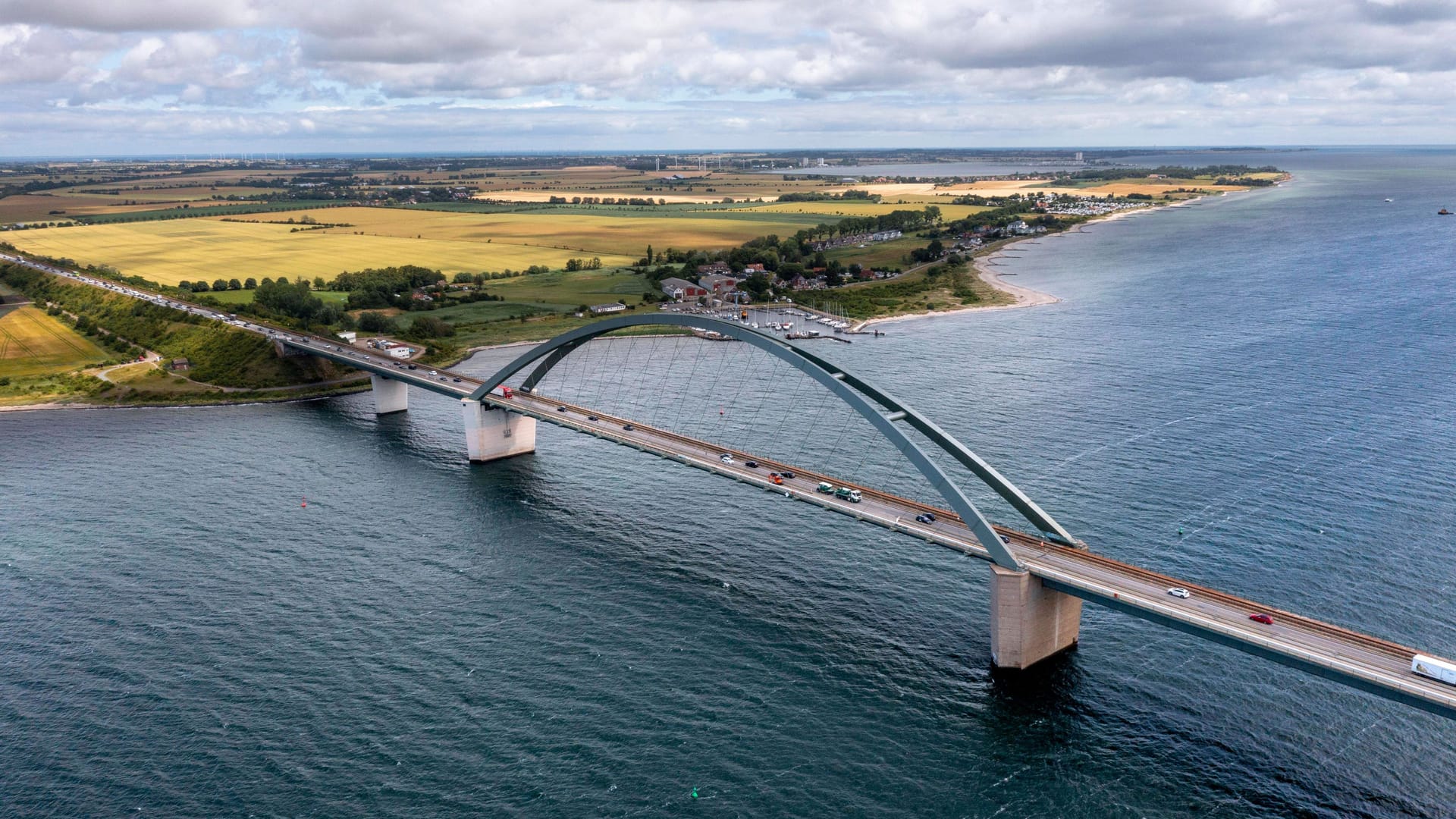 Die Fehmarnsund-Brücke über die Ostsee (Archivfoto): Über das Bauwerk gelangt man auf die Insel Fehmarn.