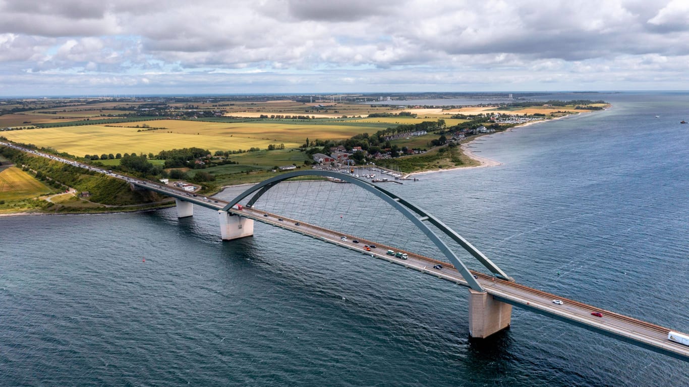 Die Fehmarnsund-Brücke über die Ostsee (Archivfoto): Über das Bauwerk gelangt man auf die Insel Fehmarn.