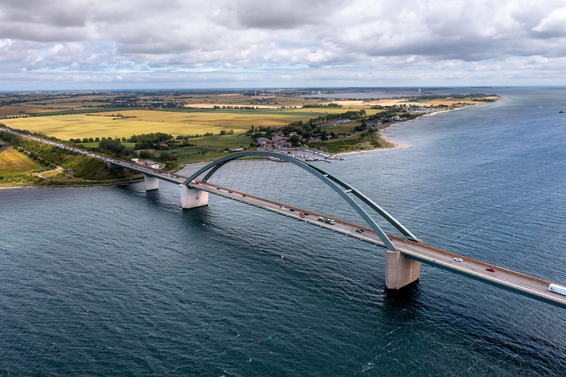 Die Fehmarnsund-Brücke über die Ostsee (Archivfoto): Über das Bauwerk gelangt man auf die Insel Fehmarn.