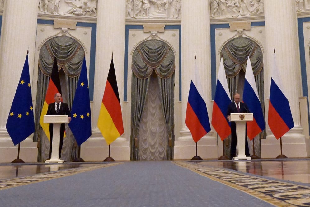 Olaf Scholz und Wladimir Putin neun Tage vor dem russischen Angriff auf die Ukraine im Februar 2022 im Kreml.