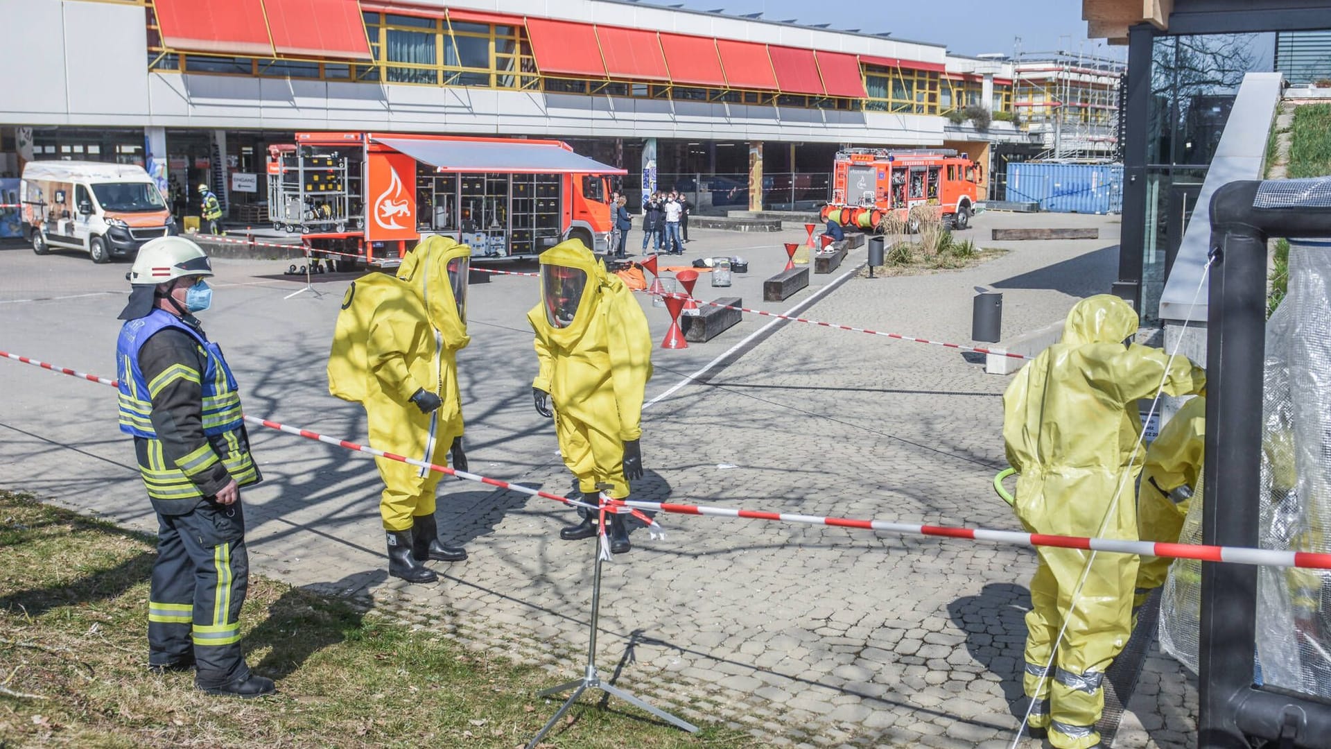 Feuerwehrleute in Schutzanzügen an einem Schulzentrum (Symbolbild): In Singen mussten am Mittwoch rund 600 Schüler das Gebäude verlassen. Feuerwehrleute in Schutzanzügen an einem Schulzentrum (Symbolbild): In Singen mussten am Mittwoch rund 600 Schüler das Gebäude verlassen.