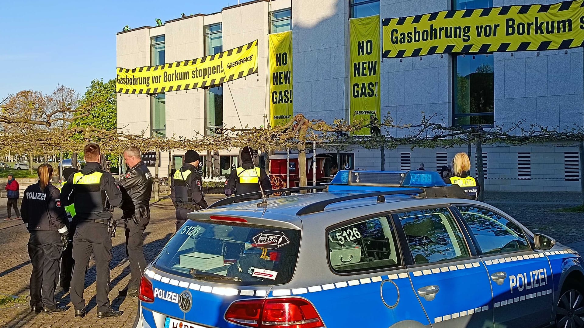 Protestbanner der Umweltorganisation Greenpeace hängen am Landtag in Hannover: Die Aktivisten demonstrieren gegen ein geplantes Gasprojekt vor Borkum. Protestbanner der Umweltorganisation Greenpeace hängen am Landtag in Hannover: Die Aktivisten demonstrieren gegen ein geplantes Gasprojekt vor Borkum.