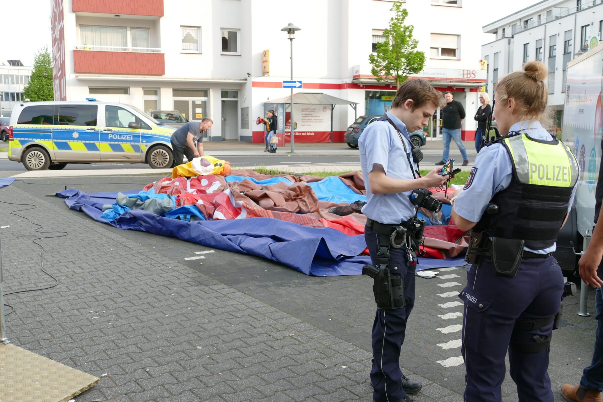 Die Hüpfburg beim Frühlingsfest Meddendren ist platt: Zuvor wurden die Kinder herausgeschleudert.