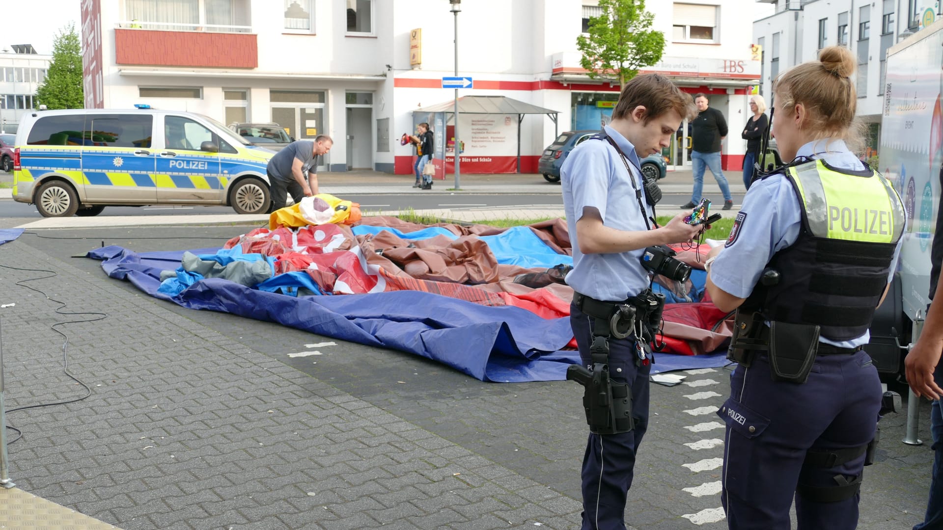 Die Hüpfburg beim Frühlingsfest Meddendren ist platt: Zuvor wurden die Kinder herausgeschleudert.