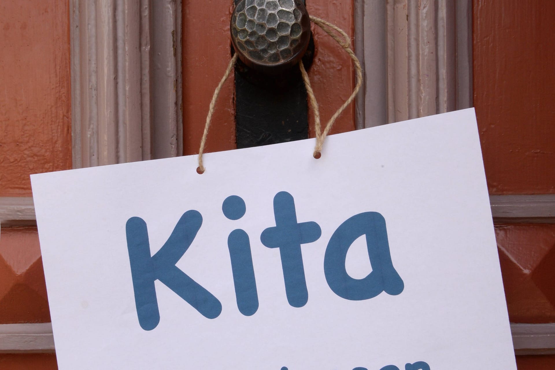 Kita mit Hinweisschild "Kita geschlossen" (Symbolfoto): Kritik gibt es laut den Organisatoren nicht nur am fehlenden Personal.