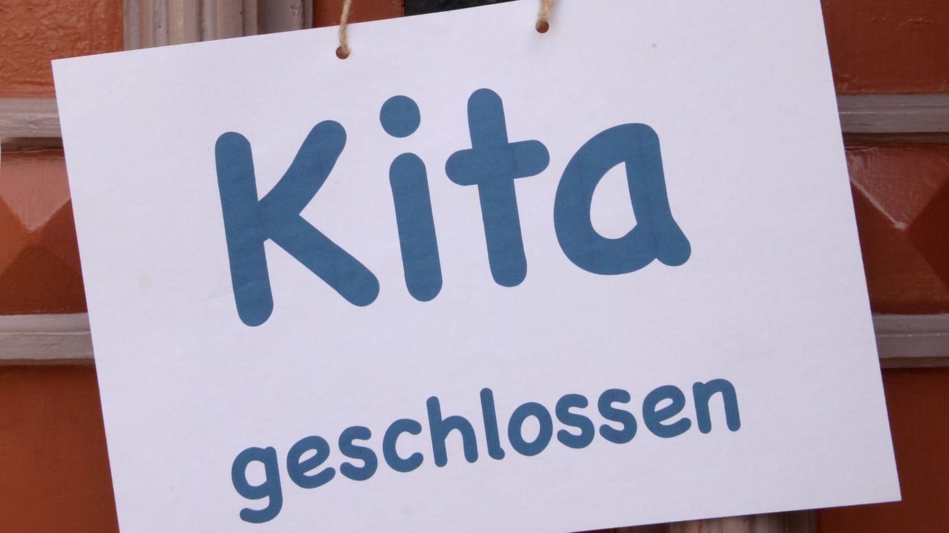 Kita mit Hinweisschild "Kita geschlossen" (Symbolfoto): Kritik gibt es laut den Organisatoren nicht nur am fehlenden Personal.