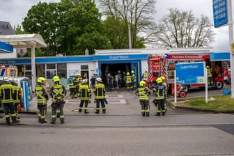 Feuerwehreinsatz an der Tankstelle in Erdmannhausen: Ein Fahrer eines PKWs geriet in der Waschbox in eine missliche Lage und musste befreit werden.