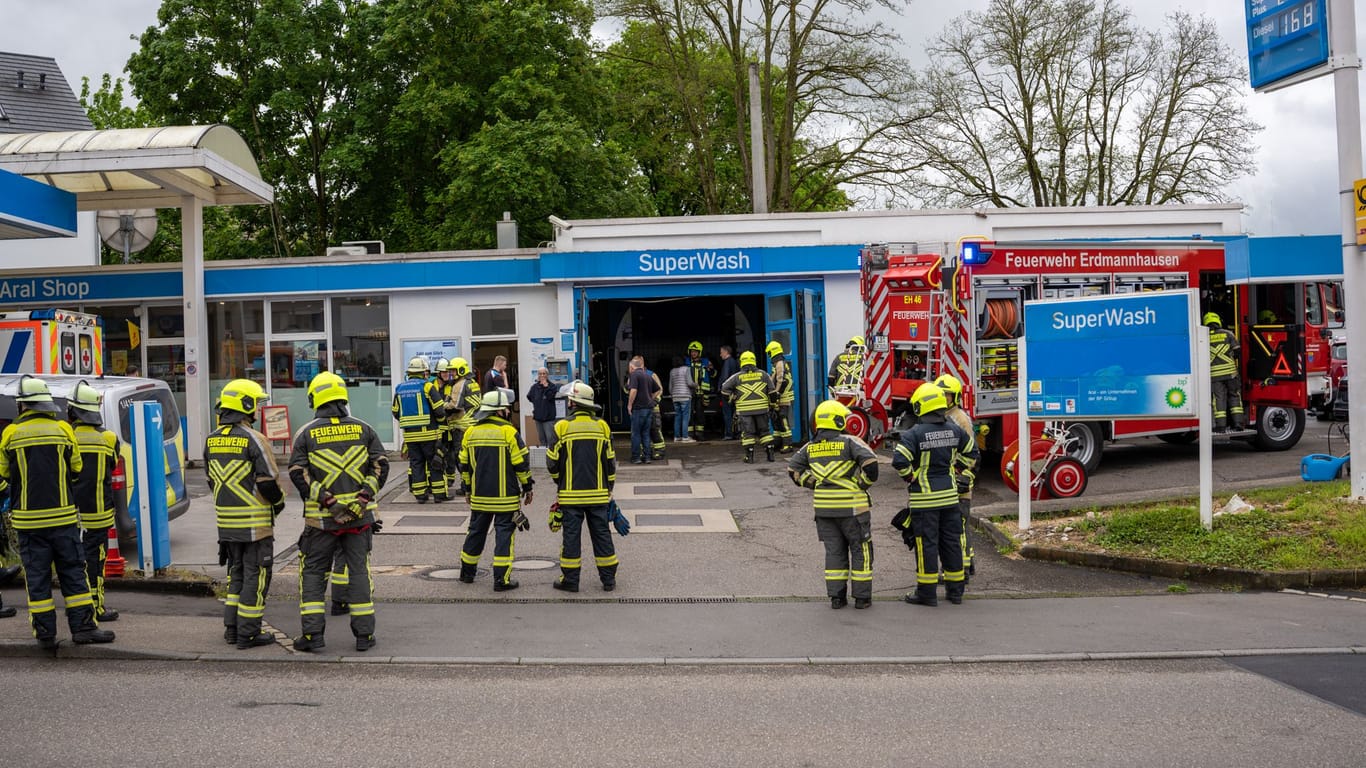 Feuerwehreinsatz an der Tankstelle in Erdmannhausen: Ein Fahrer eines PKWs geriet in der Waschbox in eine missliche Lage und musste befreit werden.