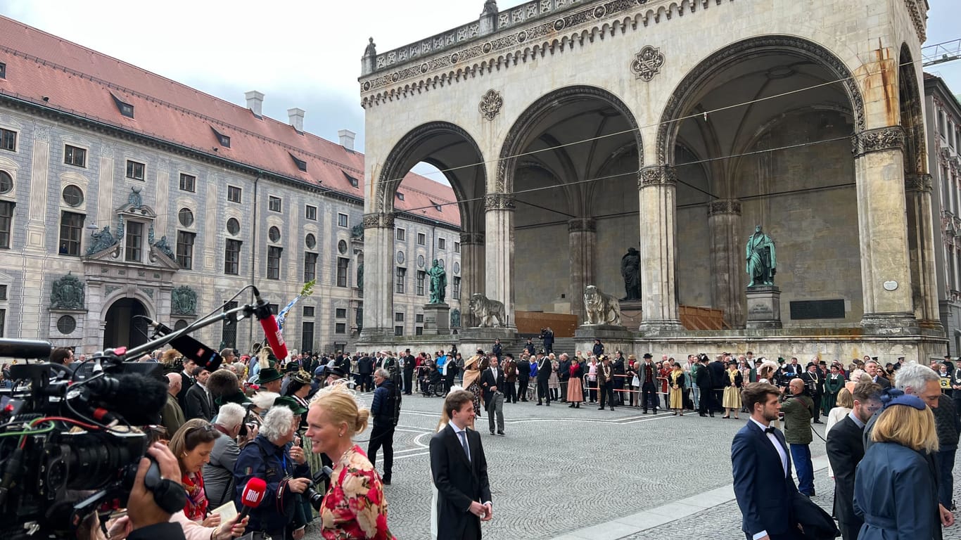 Die Pforten der Theatinerkirche am Münchner Odeonsplatz sind geschlossen: Jetzt findet die Trauung im geschlossenen Kreis statt.
