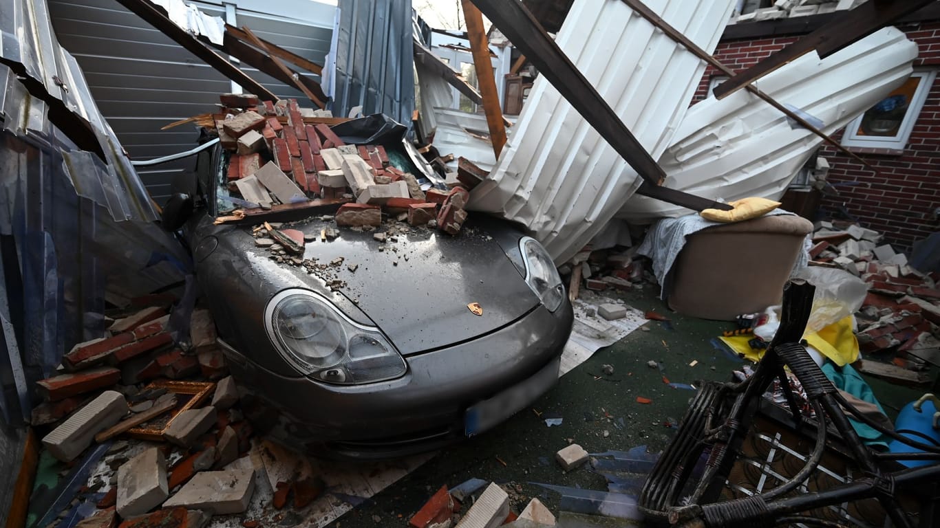 Reste eines eingestürzten Daches liegen auf einem Porsche: Unter anderem der Orkan "Zeynep" hat 2022 für Verwüstung gesorgt.