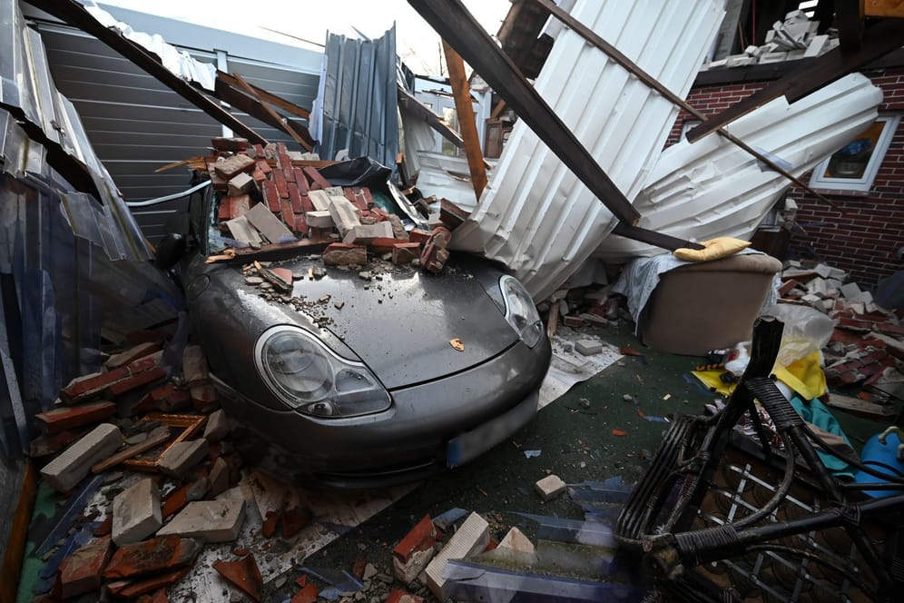Reste eines eingestürzten Daches liegen auf einem Porsche: Unter anderem der Orkan "Zeynep" hat 2022 für Verwüstung gesorgt.