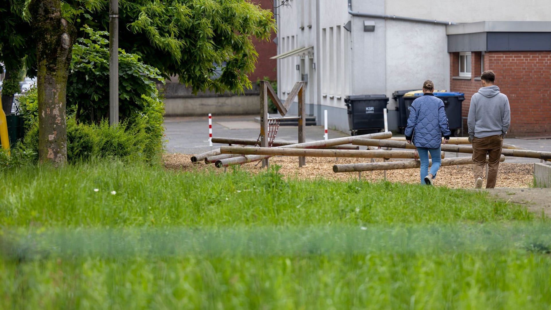 Zwei Beamte der Kriminalpolizei suchen nach Spuren auf dem Schulhof der Grundschule: Die Jugendliche soll stranguliert worden sein.