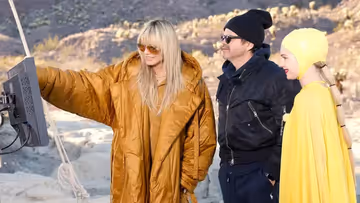 Heidi Klum und Christian Schuller begutachten die Modelfotos: Es hagelte Kritik.