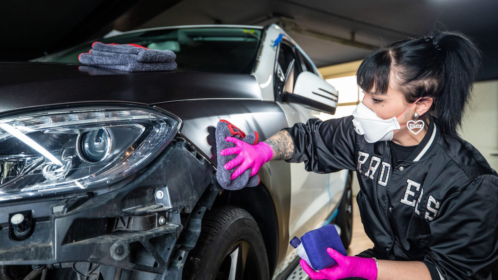 Wichtige Vorbereitung: Vor dem Folieren wird das Auto gründlich gereinigt.