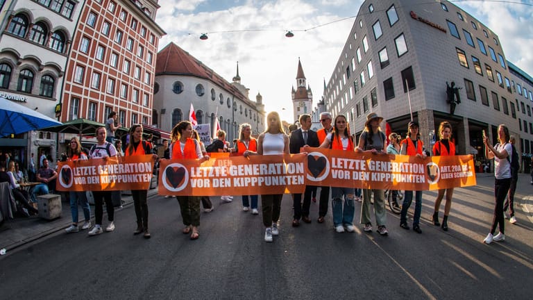 Die Aktivisten liefen vom Marienplatz bis zur Staatskanzlei: Die Demonstration verlief friedlich.
