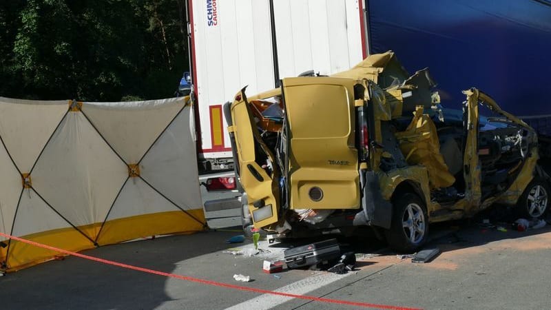 Ein völlig zerstörter Kleintransporter ist am Heck eines LKWs auf der Autobahn A12 Richtung Berlin eingeklemmt. Der Fahrer verstarb noch an der Unfallstelle.