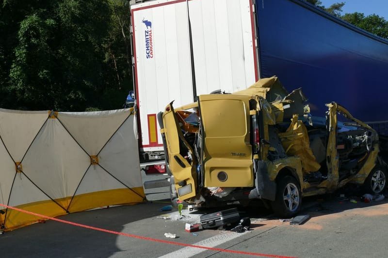 Ein völlig zerstörter Kleintransporter ist am Heck eines LKWs auf der Autobahn A12 Richtung Berlin eingeklemmt. Der Fahrer verstarb noch an der Unfallstelle.