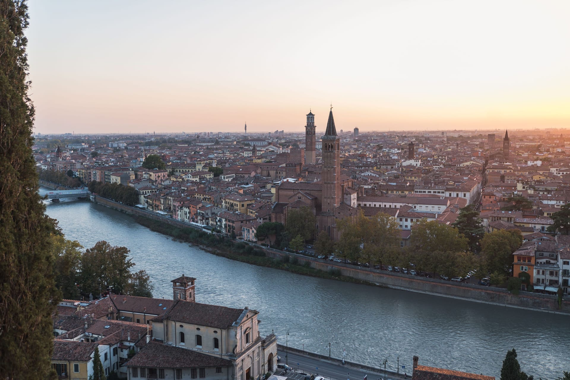 Blick auf Verona (Archivbild): Jahrelang lebte ein Mann von der Rente seiner toten Mutter.