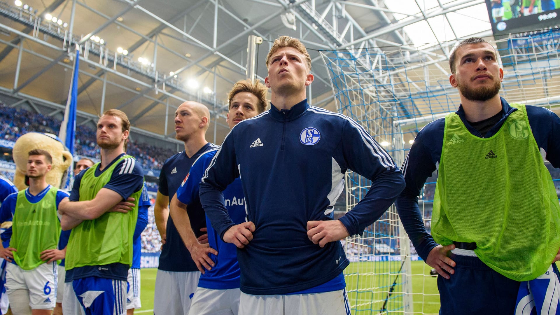 Nachdenkliche Schalker: Die Königsblauen haben am letzten Spieltag die wohl kniffligste Aufgabe zu lösen.