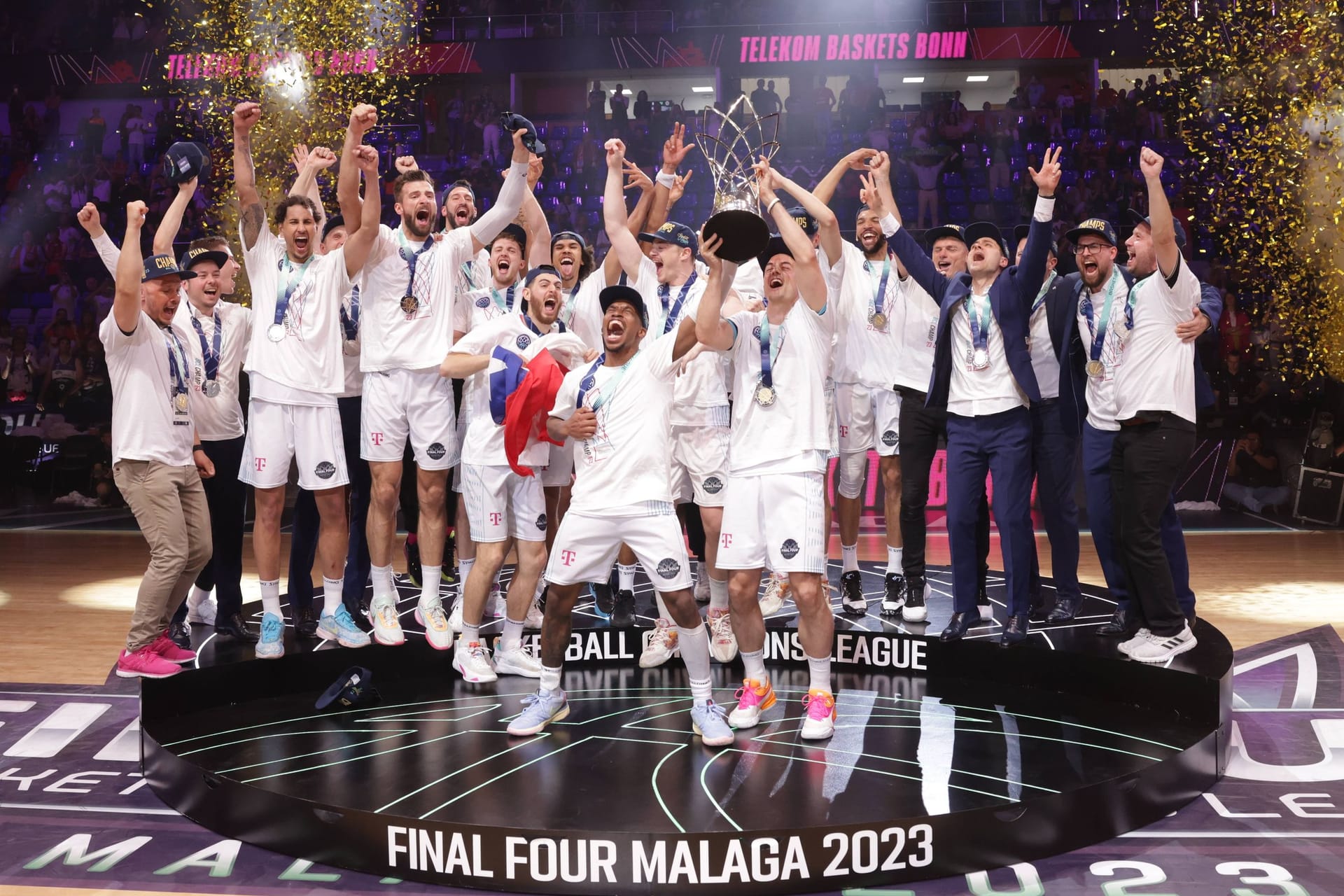 Das Team der Baskets Bonn: Sie haben als erste Basketball-Mannschaft Deutschlands die Champions League gewonnen.