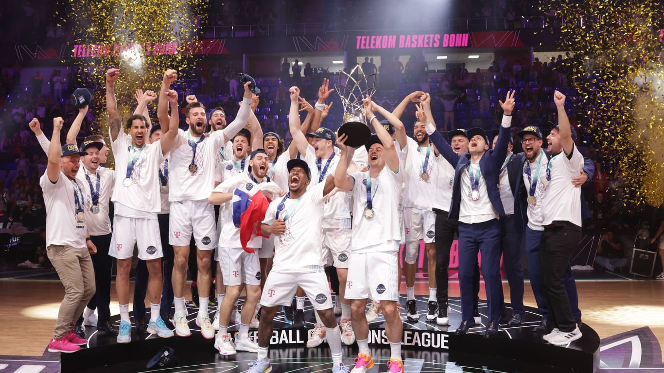 Das Team der Baskets Bonn: Sie haben als erste Basketball-Mannschaft Deutschlands die Champions League gewonnen.