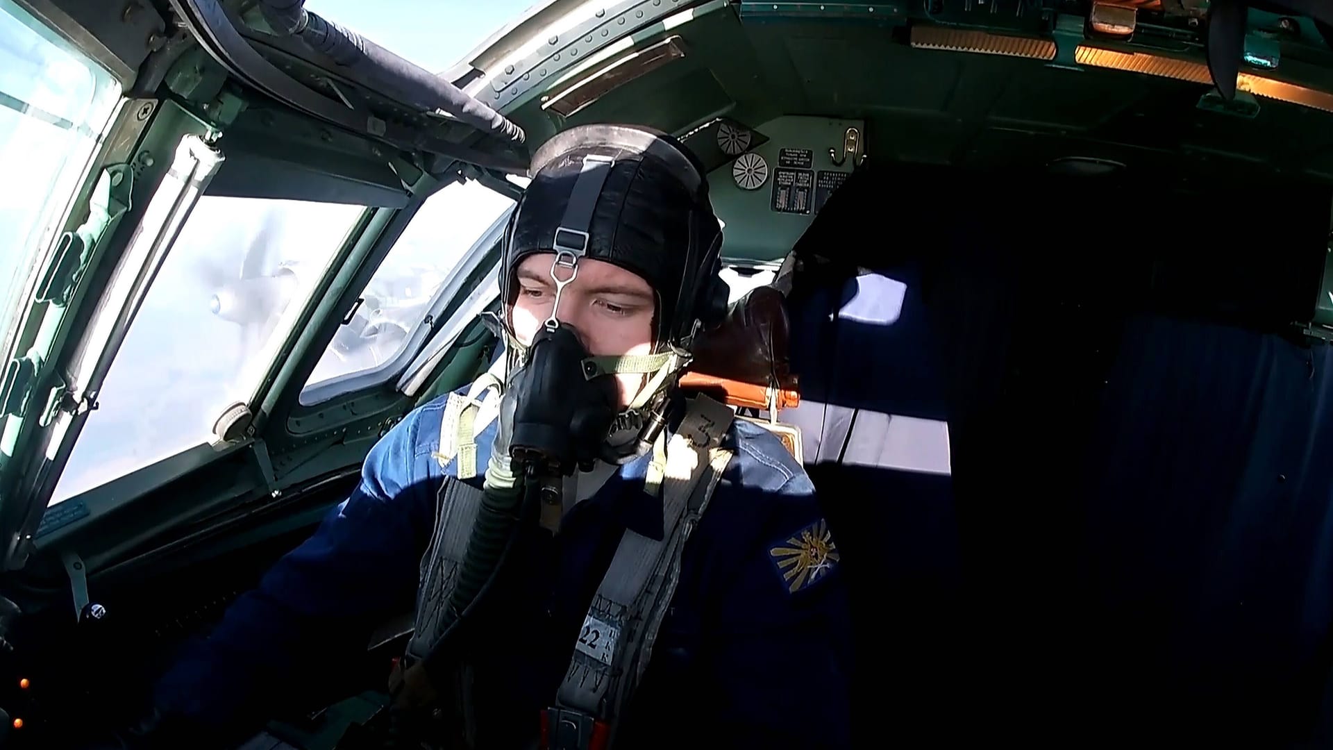 Ein russischer Pilot an Bord eines strategischen Langstreckenbombers Tu-95MS, wie er auch im Ukrainekrieg eingesetzt wird (Archivbild).