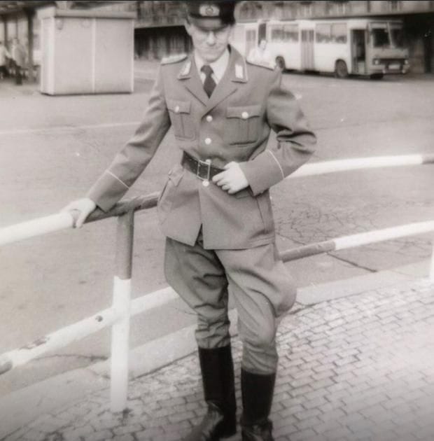 In Uniform: In der NVA erhielt Birkmann von 1986 bis 1990 Schieß- und Sprengstoffausbildung und diente selbst als Ausbilder. Das Foto entstand kurz vor der Wende am Leipziger Hauptbahnhof.