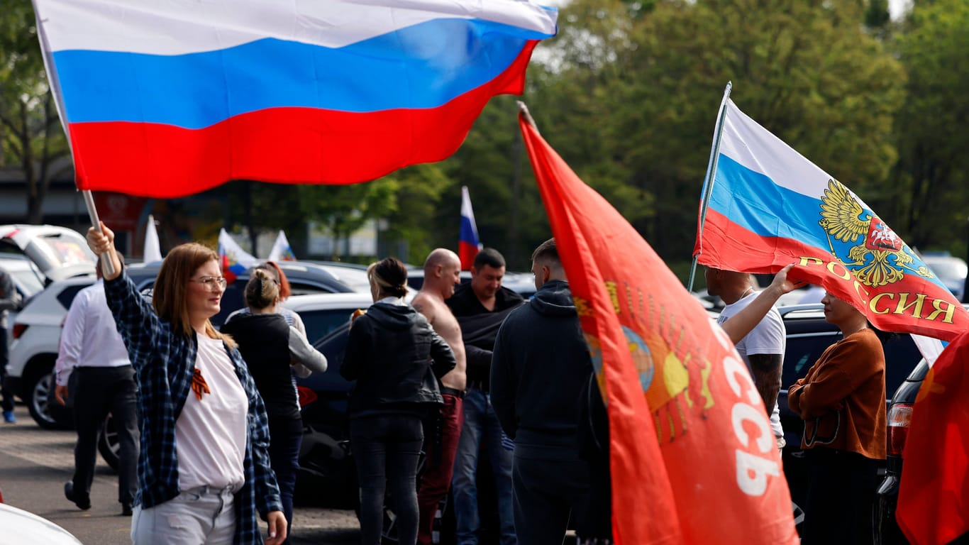 Demonstranten schwenken Russland-Fahnen (Symbolbild): Ein prorussischer Autokorso und Gegendemonstrationen könnten am Samstag für Verkehrsstörungen sorgen.