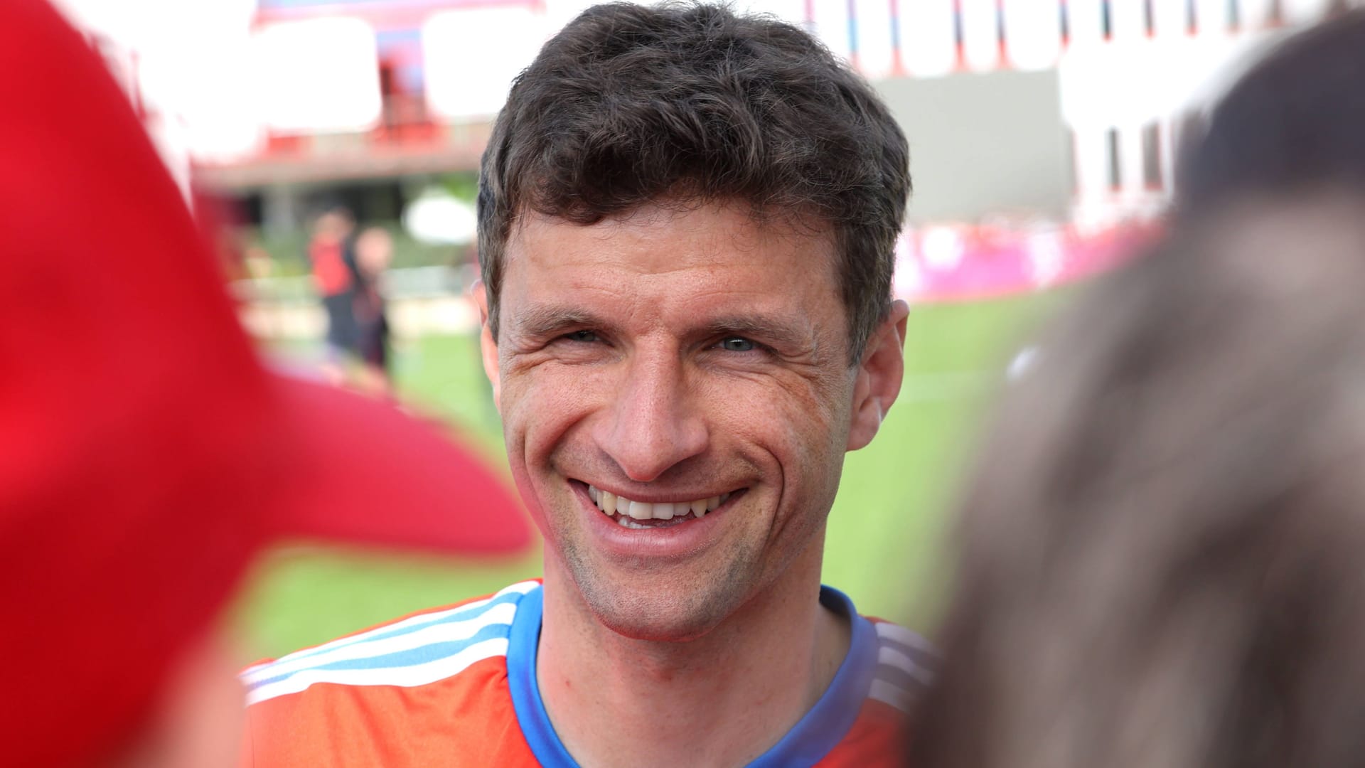 Thomas Müller im Gespräch mit Fans am Trainingsgelände: Der Bayern-Star ist Publikumsliebling.