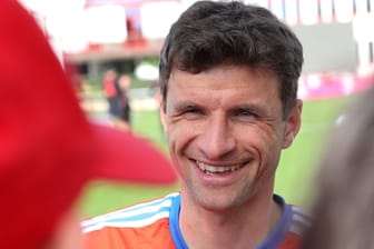 Thomas Müller im Gespräch mit Fans am Trainingsgelände: Der Bayern-Star ist Publikumsliebling.