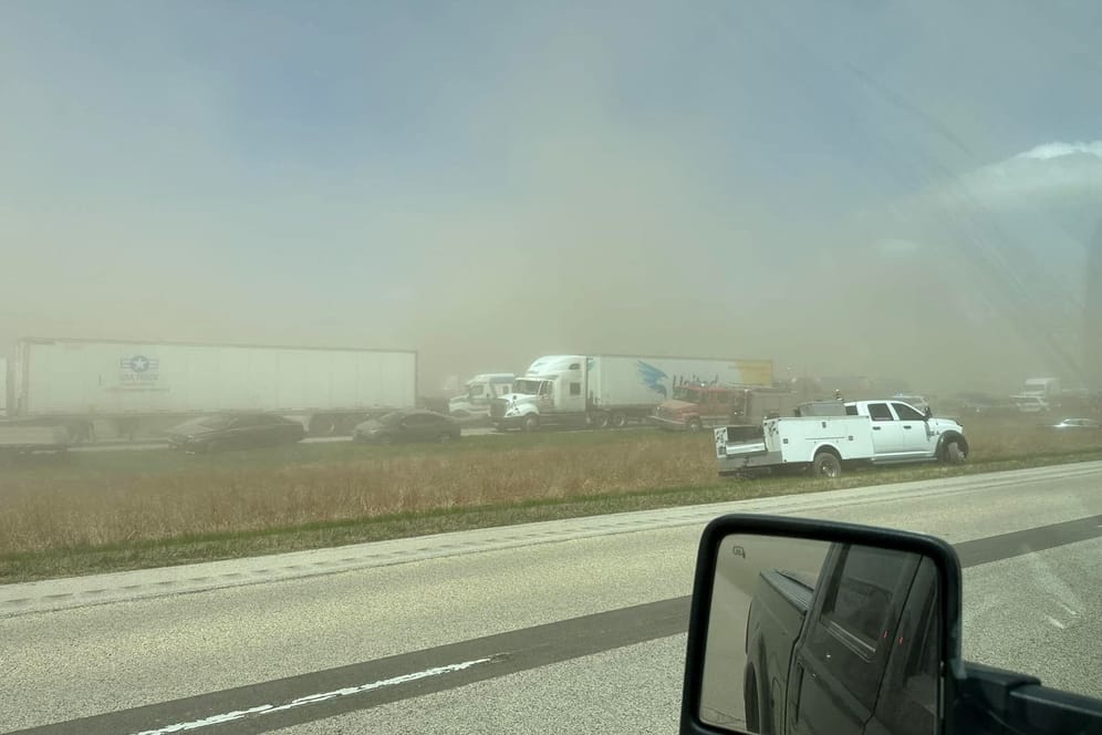 Gestrandete Autos: Ein Sandsturm ließ auf einem Highway im US-Bundesstaat Illinois fast nichts mehr erkennen.
