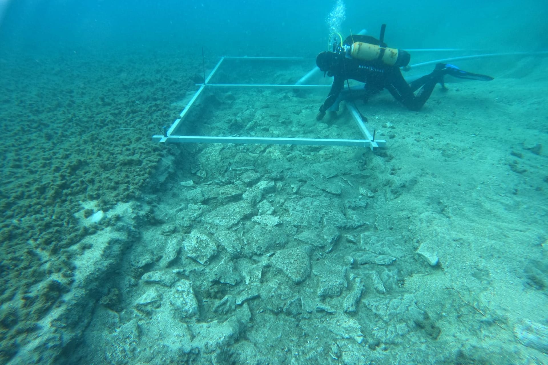 Taucher der Universität Zadar: Die alte Steinstraße ist klar zu erkennen.