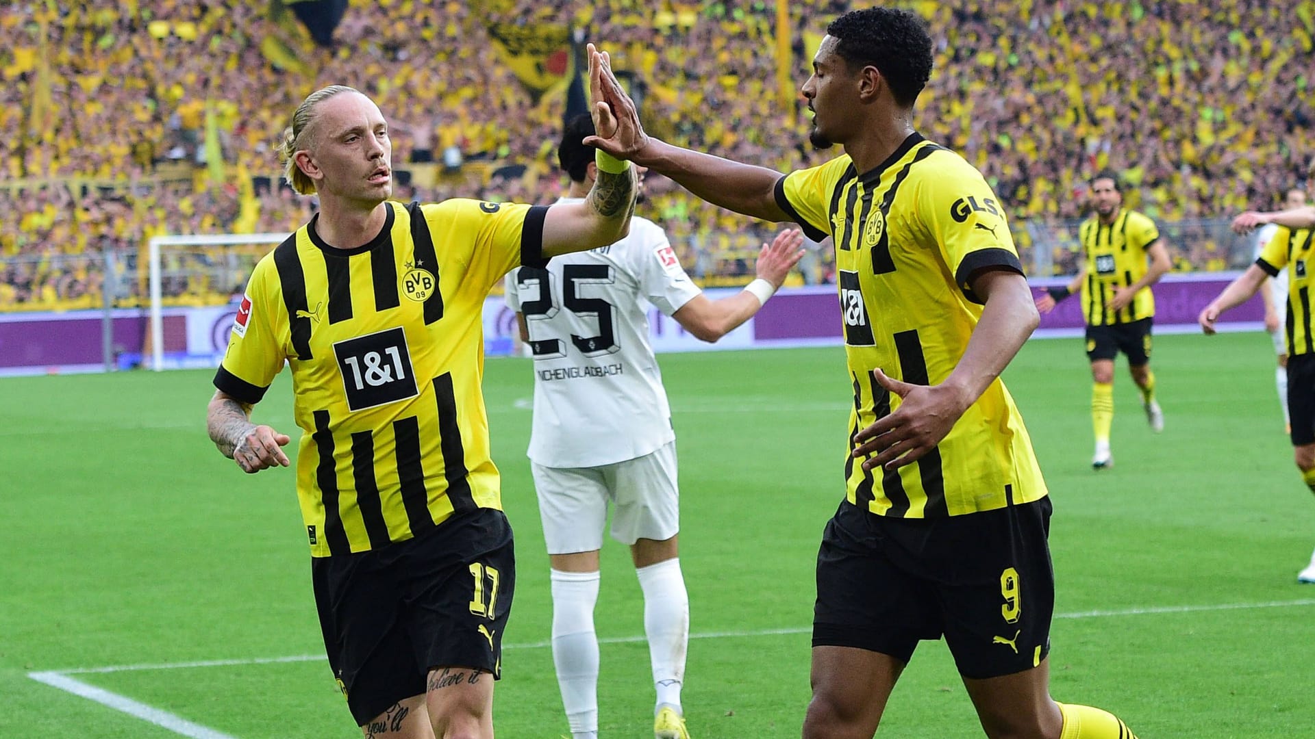 Marius Wolf (l.) und Sébastien Haller: Die beiden BVB-Spieler feiern ein Tor. Marius Wolf (l.) und Sébastien Haller: Die beiden BVB-Spieler feiern ein Tor.