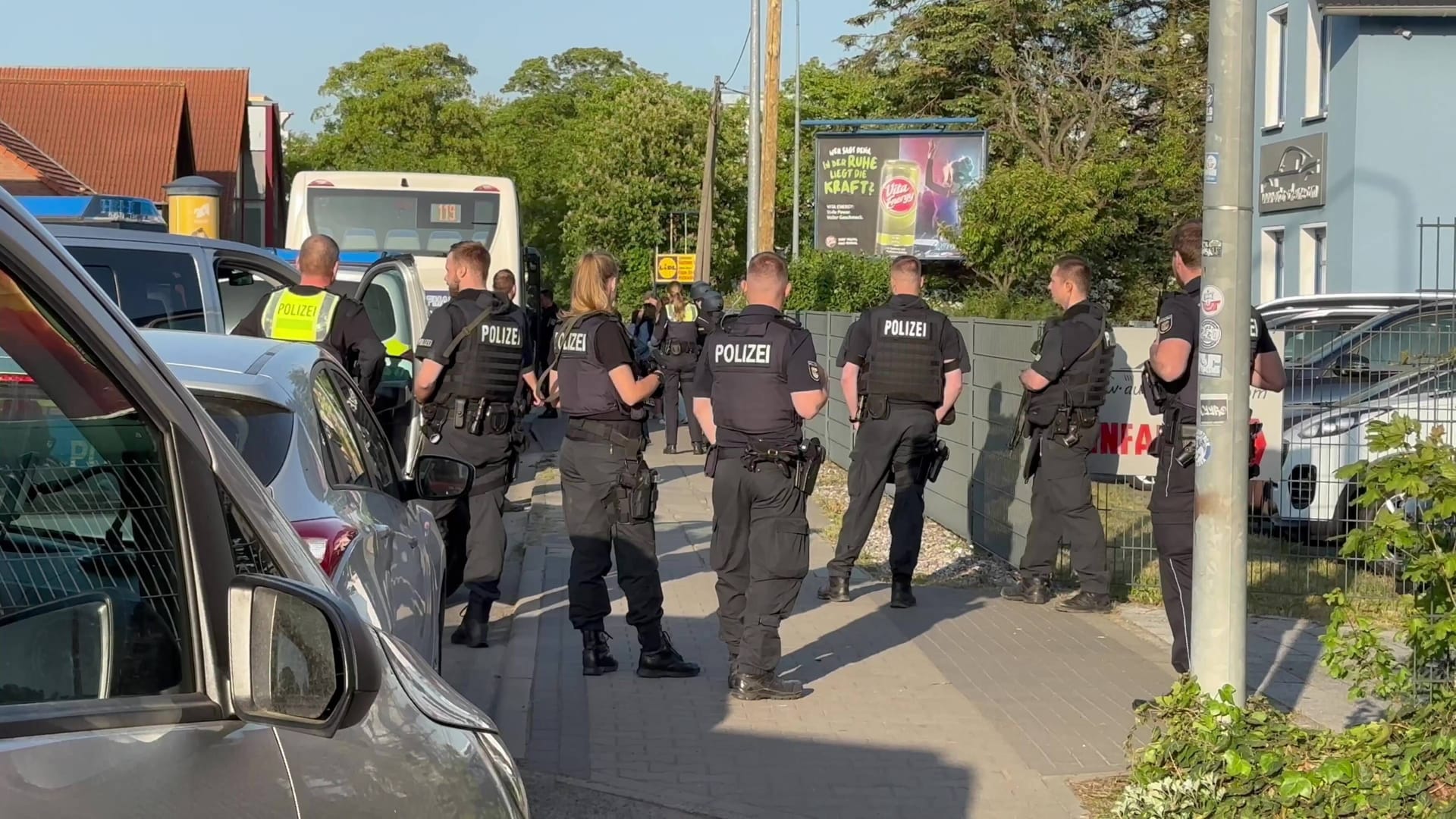 Kontrolle des Busses: Alle Fahrgäste mussten langsam und einzeln rauskommen. Kontrolle des Busses: Alle Fahrgäste mussten langsam und einzeln rauskommen.